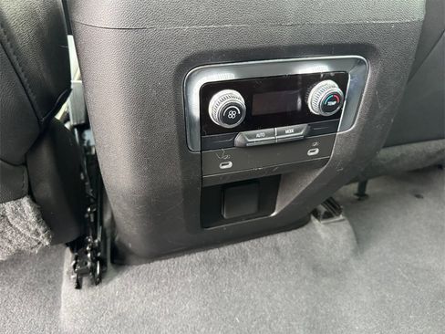 Used 2023 GMC Yukon XL SLT image 19