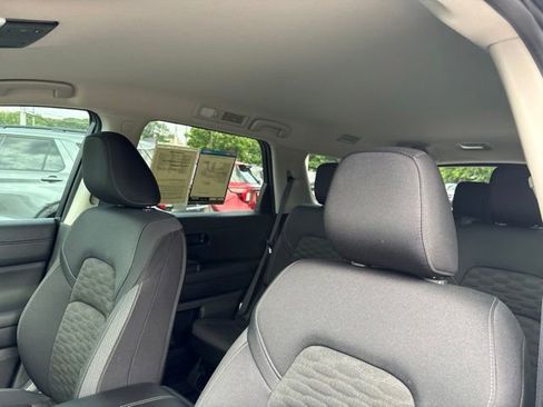 Used 2025 Nissan Pathfinder SV FWD image 28