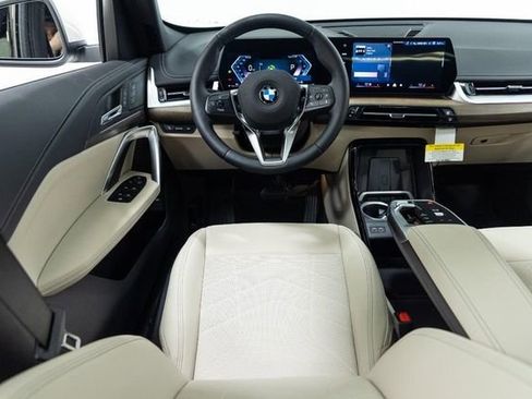 Used 2025 BMW X1 xDrive28i AWD/4WD image 3