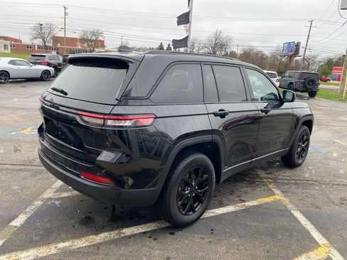 Used 2024 Jeep Grand Cherokee Altitude AWD/4WD image 5