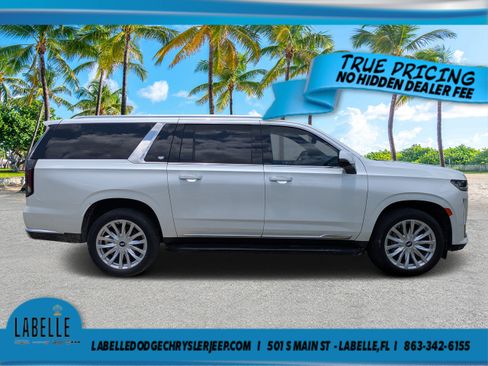 Used 2022 Cadillac Escalade ESV Luxury RWD image 2