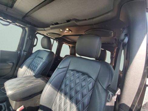Used 2019 Jeep Wrangler Unlimited Sahara AWD/4WD image 17