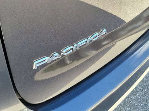 Used 2021 Chrysler Pacifica Touring-L FWD image 7