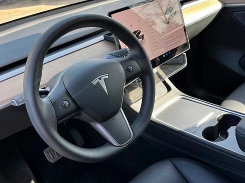 Used 2024 Tesla Model Y 2WD image 5