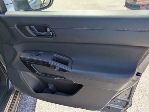 Used 2025 Nissan Pathfinder SV AWD/4WD image 29