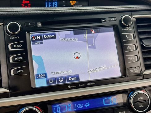 Used 2019 Toyota Highlander XLE w/ Carpet Mat Package (TMS) AWD/4WD image 2