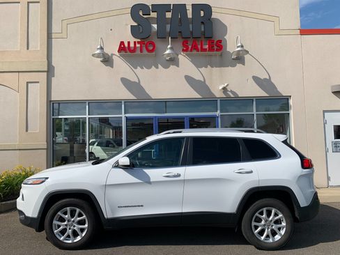 Used 2018 Jeep Cherokee Latitude Plus w/ Comfort/Convenience Group AWD/4WD image 4