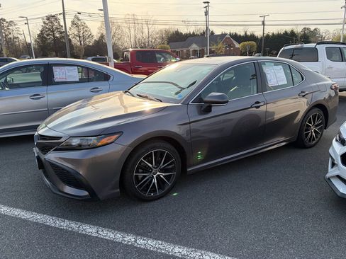 Used 2023 Toyota Camry SE image 1