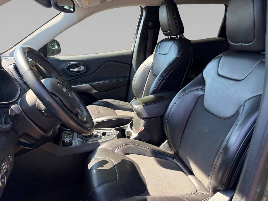 Used 2019 Jeep Cherokee Latitude Plus w/ Comfort/Convenience Group AWD/4WD image 9