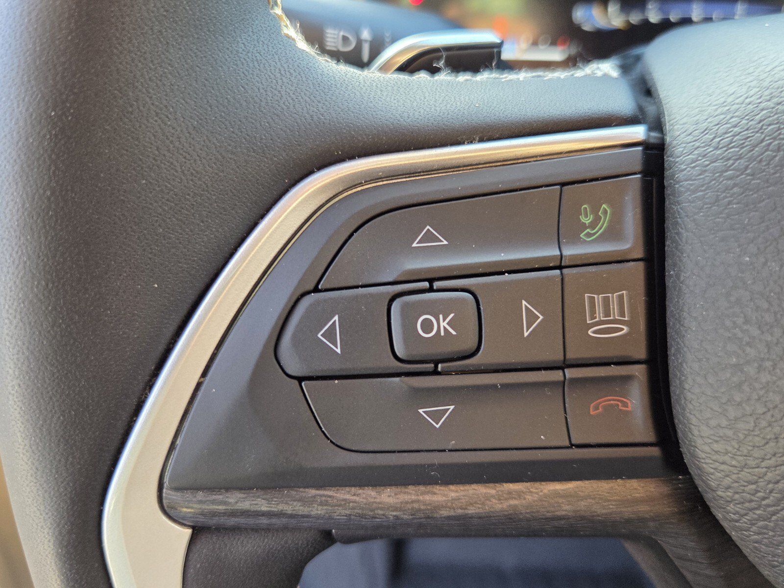 Used 2023 Jeep Grand Cherokee L Limited RWD image 33