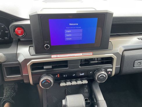 Certified 2025 Toyota Tacoma TRD Off-Road AWD/4WD image 18