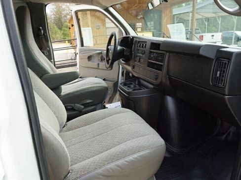Used 2010 Chevrolet Express 1500 RWD image 22
