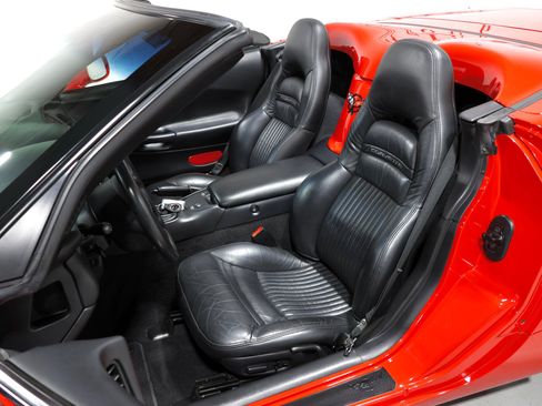 Used 2004 Chevrolet Corvette Convertible w/ Preferred Equipment Group RWD image 3