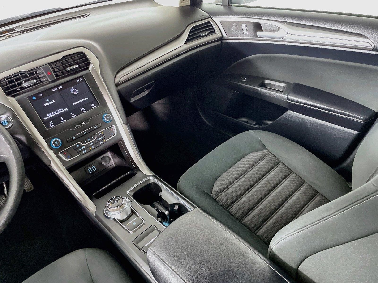 Used 2019 Ford Fusion SE FWD image 24