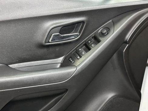 Used 2019 Chevrolet Trax LT w/ LT Convenience Package image 21