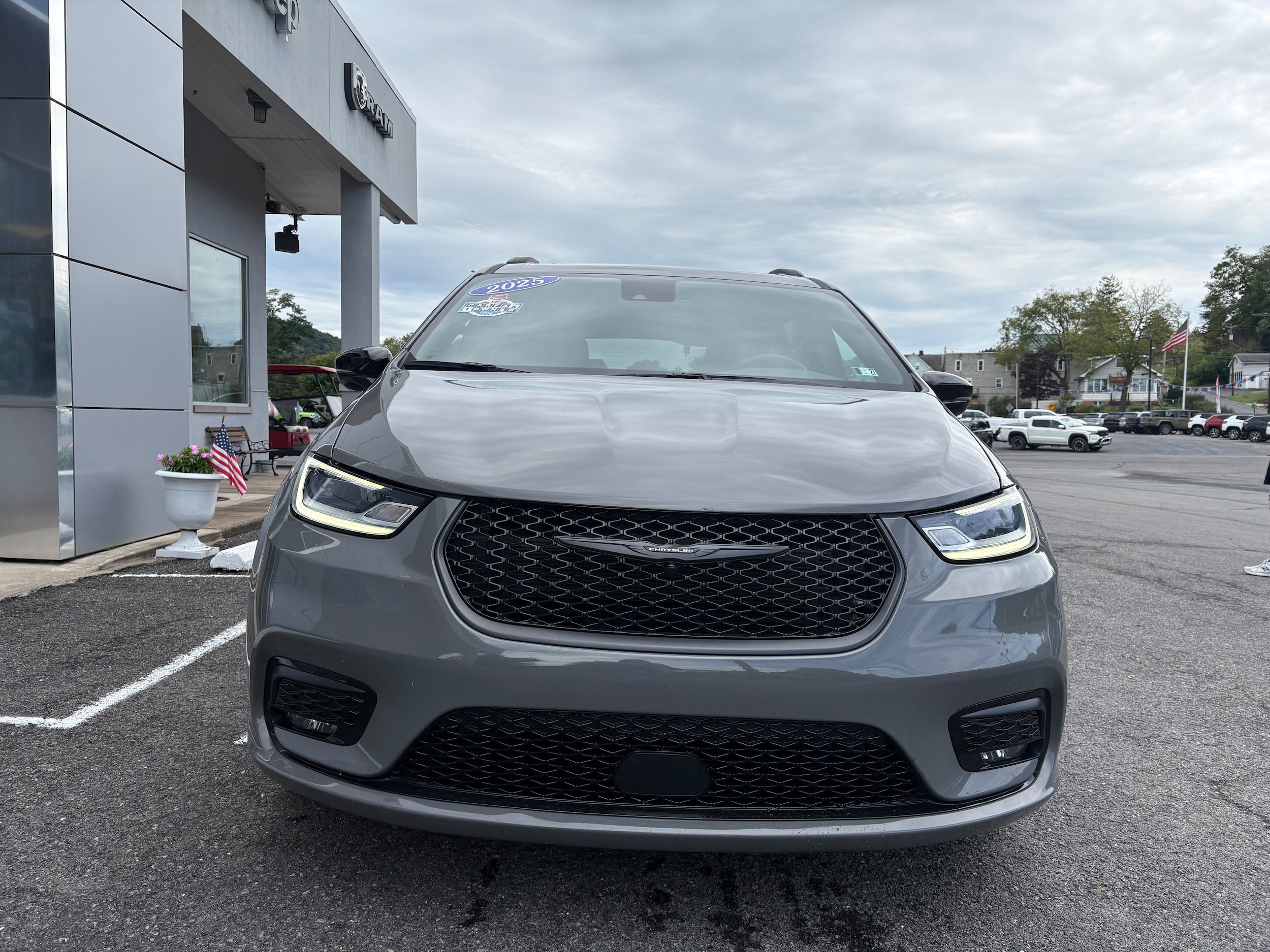 Certified 2025 Chrysler Pacifica Limited FWD image 4