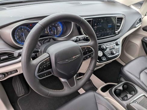 Used 2024 Chrysler Pacifica Touring-L FWD image 2