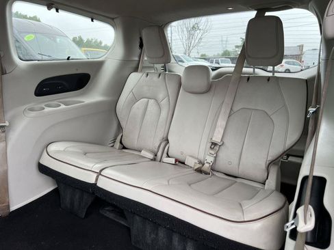 Used 2017 Chrysler Pacifica Limited FWD image 5