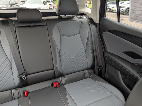 Used 2025 Volkswagen Tiguan SE AWD/4WD image 14