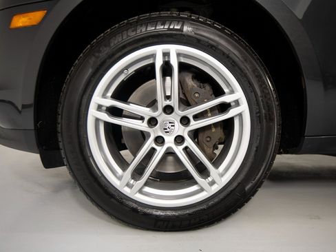 Certified 2021 Porsche Macan image 14