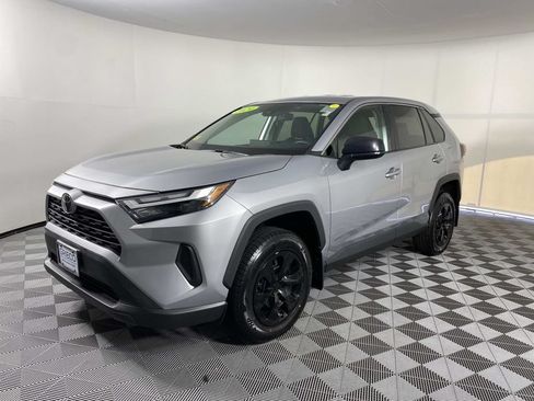 Used 2024 Toyota RAV4 LE AWD/4WD image 4