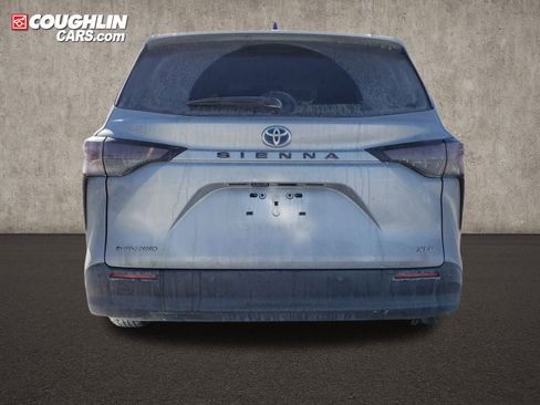 Used 2025 Toyota Sienna XLE image 4