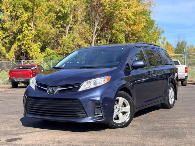 Used 2018 Toyota Sienna LE FWD image 2