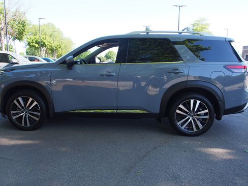 Used 2025 Nissan Pathfinder Platinum FWD image 4