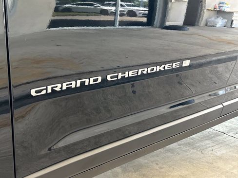 Used 2025 Jeep Grand Cherokee Laredo AWD/4WD image 14