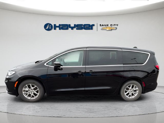 Used 2024 Chrysler Pacifica Touring-L FWD image 2