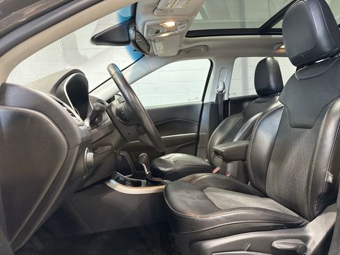 Used 2019 Jeep Compass Latitude w/ Cold Weather Group AWD/4WD image 12