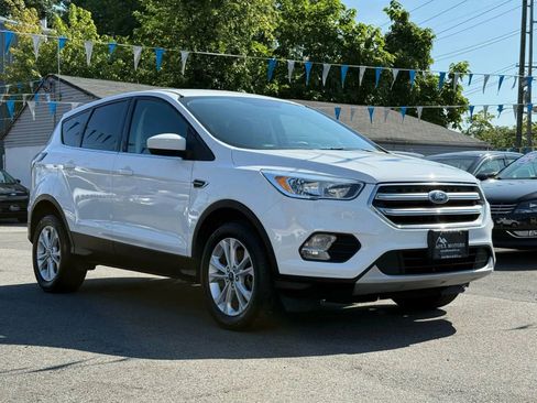Used 2017 Ford Escape SE image 3
