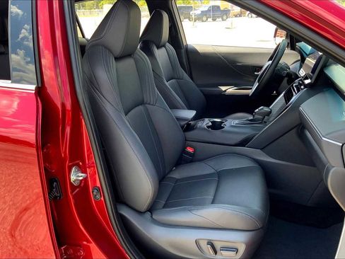 Used 2024 Toyota Venza Limited image 8