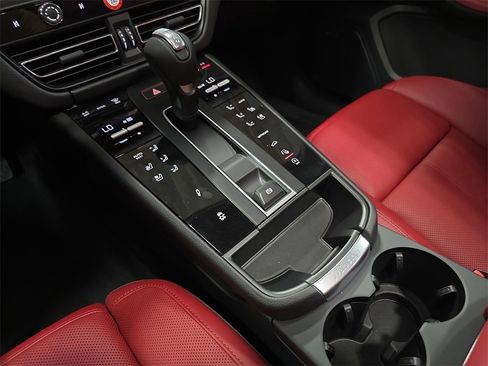 Certified 2025 Porsche Macan Turbo image 20