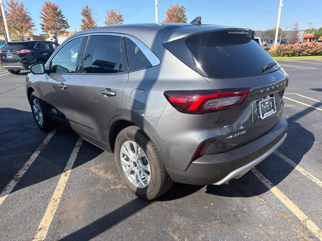 Used 2023 Ford Escape Active w/ Tech Pack #2 AWD/4WD image 3