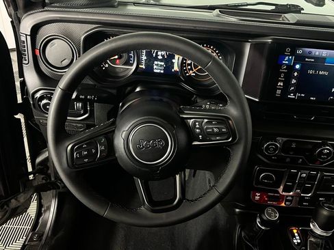 Used 2025 Jeep Wrangler Unlimited Rubicon image 14