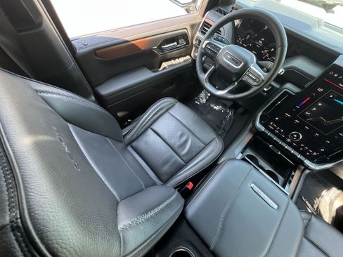 Used 2025 GMC Yukon XL Denali AWD/4WD image 16