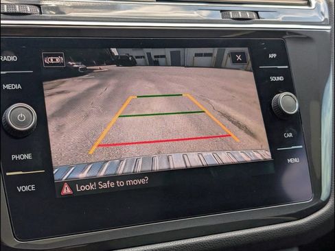Used 2021 Volkswagen Tiguan SE w/ Panoramic Sunroof Package FWD image 17