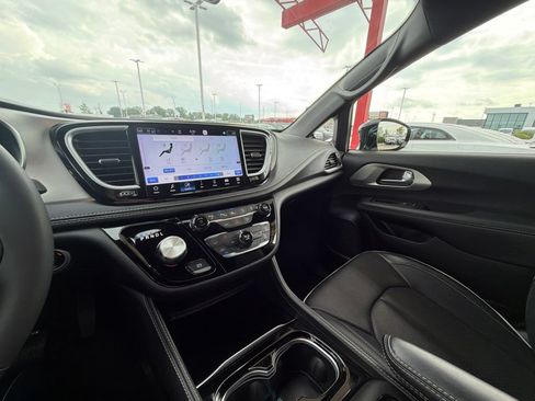 Used 2024 Chrysler Pacifica Limited w/ S Appearance Package AWD/4WD image 21
