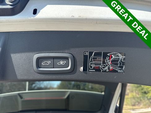 Used 2022 Volvo XC40 T5 Momentum image 8