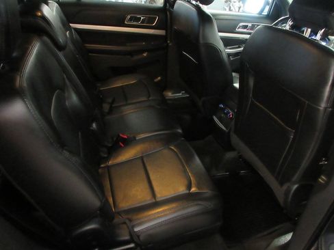 Used 2017 Ford Explorer XLT w/ Equipment Group 202A AWD/4WD image 21