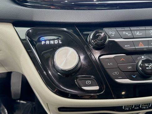 Used 2022 Chrysler Pacifica Touring-L w/ Uconnect Theater Family Group FWD image 17