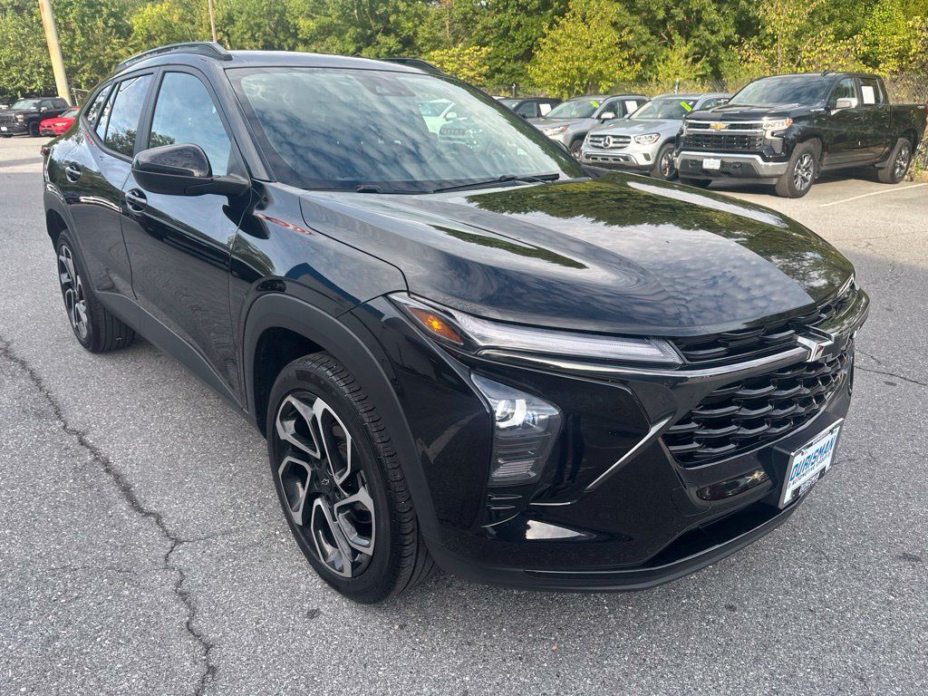 Used 2024 Chevrolet Trax RS FWD image 3