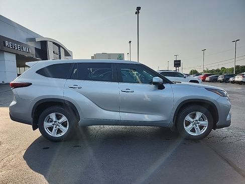 Used 2024 Toyota Highlander LE image 2