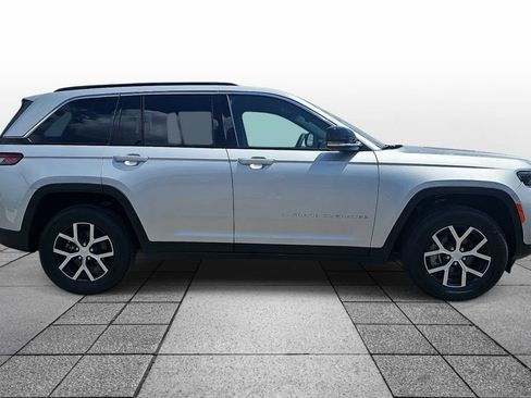 Used 2024 Jeep Grand Cherokee Limited AWD/4WD image 4