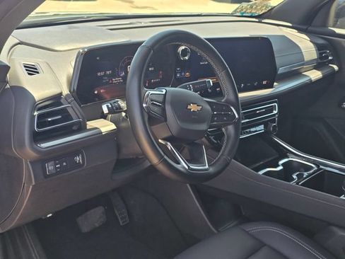 Used 2025 Chevrolet Traverse LT FWD image 8