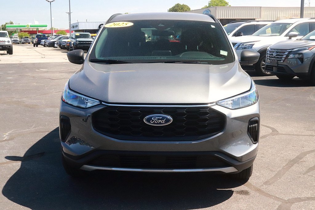 Used 2025 Ford Escape ST-Line AWD/4WD image 2