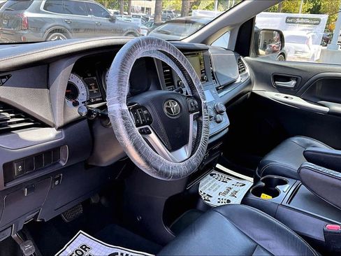 Used 2019 Toyota Sienna SE FWD image 9