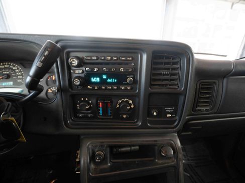 Used 2004 Chevrolet Silverado 2500 LT w/ Heavy-Duty Power Package image 17