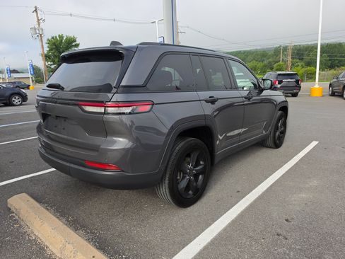 Used 2023 Jeep Grand Cherokee Altitude AWD/4WD image 3